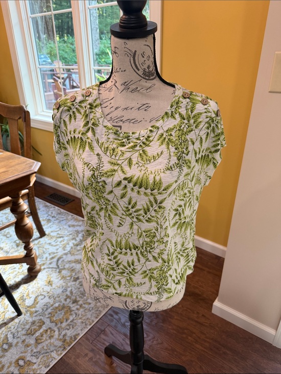 Tahari Tops - Tahari White Short Sleeve Top with Green Fern Print
